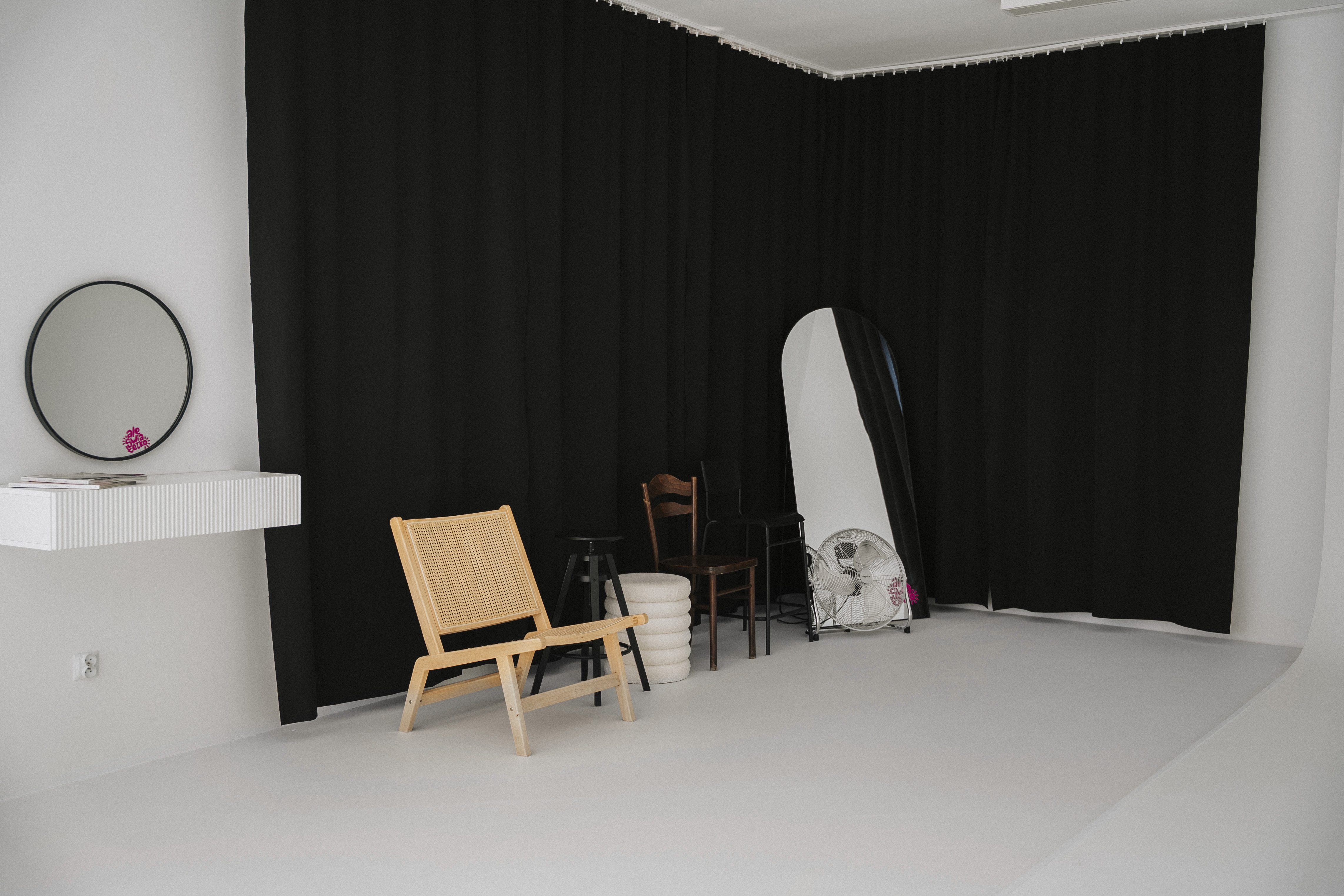 Wnętrze studia fotograficznego z białym tłem i oświetleniem